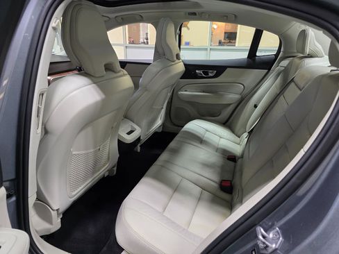 Used 2021 Volvo S60 T5 Momentum w/ Premium Package image 19