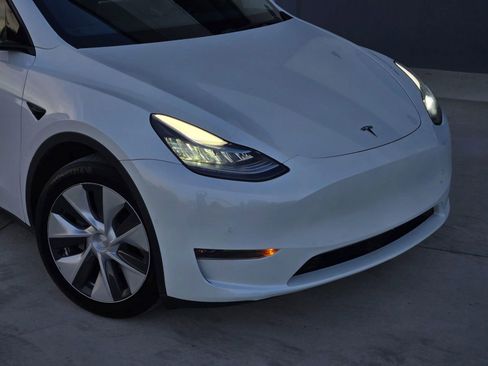Used 2021 Tesla Model Y Long Range image 33