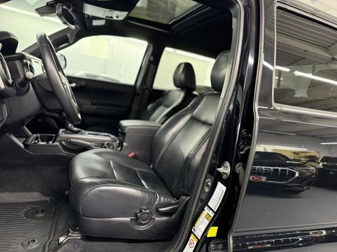 Used 2018 Toyota Tacoma TRD Sport image 25