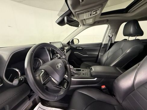 Used 2021 Toyota Highlander XLE AWD/4WD image 17