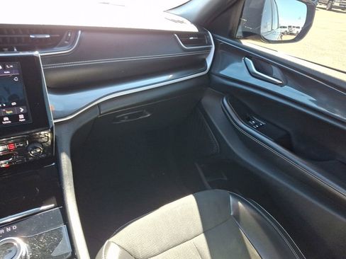 Used 2023 Jeep Grand Cherokee Altitude image 17