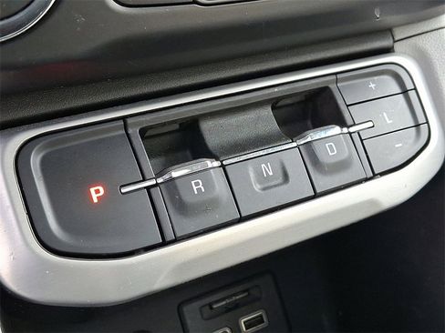 Used 2023 GMC Acadia SLT w/ Preferred Package image 16