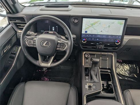 Used 2024 Lexus GX 550 w/ Accessory Package (2T) AWD/4WD image 19