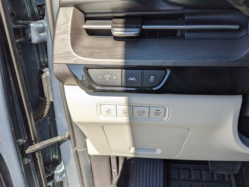 Used 2023 Kia Carnival EX image 36