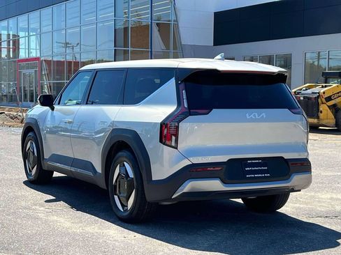 Certified 2024 Kia EV9 Light Long Range RWD image 7