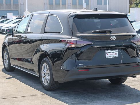 New 2026 Toyota Sienna LE FWD image 7