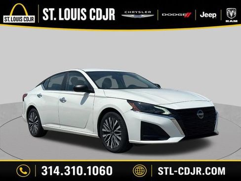 Used 2025 Nissan Altima 2.5 SV FWD image 1