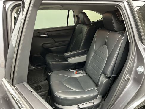 Used 2021 Toyota Highlander XLE image 11