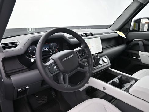 Used 2025 Land Rover Defender 110 X-Dynamic SE AWD/4WD image 11