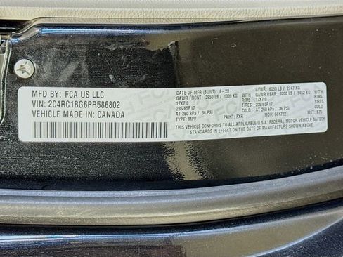 Used 2023 Chrysler Pacifica Touring-L image 32