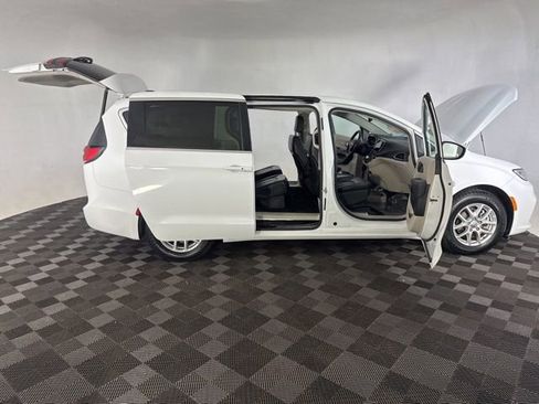 Used 2023 Chrysler Pacifica Touring-L FWD image 16