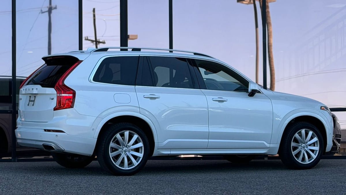 Used 2016 Volvo XC90 T6 Momentum w/ Momentum Plus Package AWD/4WD image 17