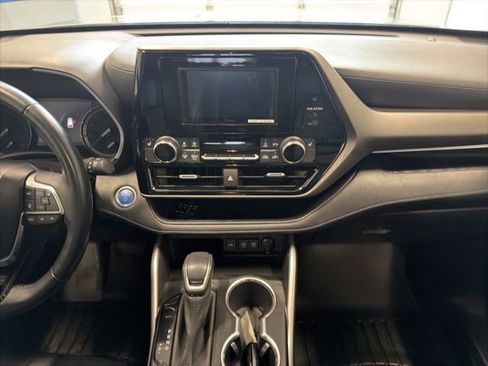 Used 2020 Toyota Highlander XLE image 24