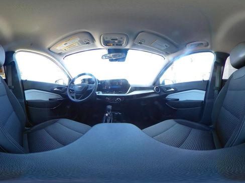 Used 2025 Chevrolet Trax LT FWD image 42