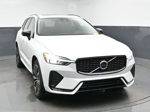 Used 2023 Volvo XC60 B5 Plus FWD image 2