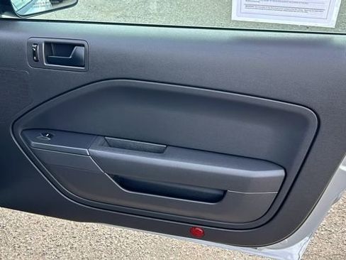 Used 2006 Ford Mustang Deluxe image 10