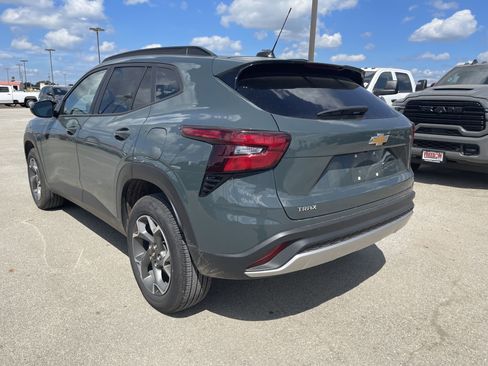 Used 2025 Chevrolet Trax LT image 6