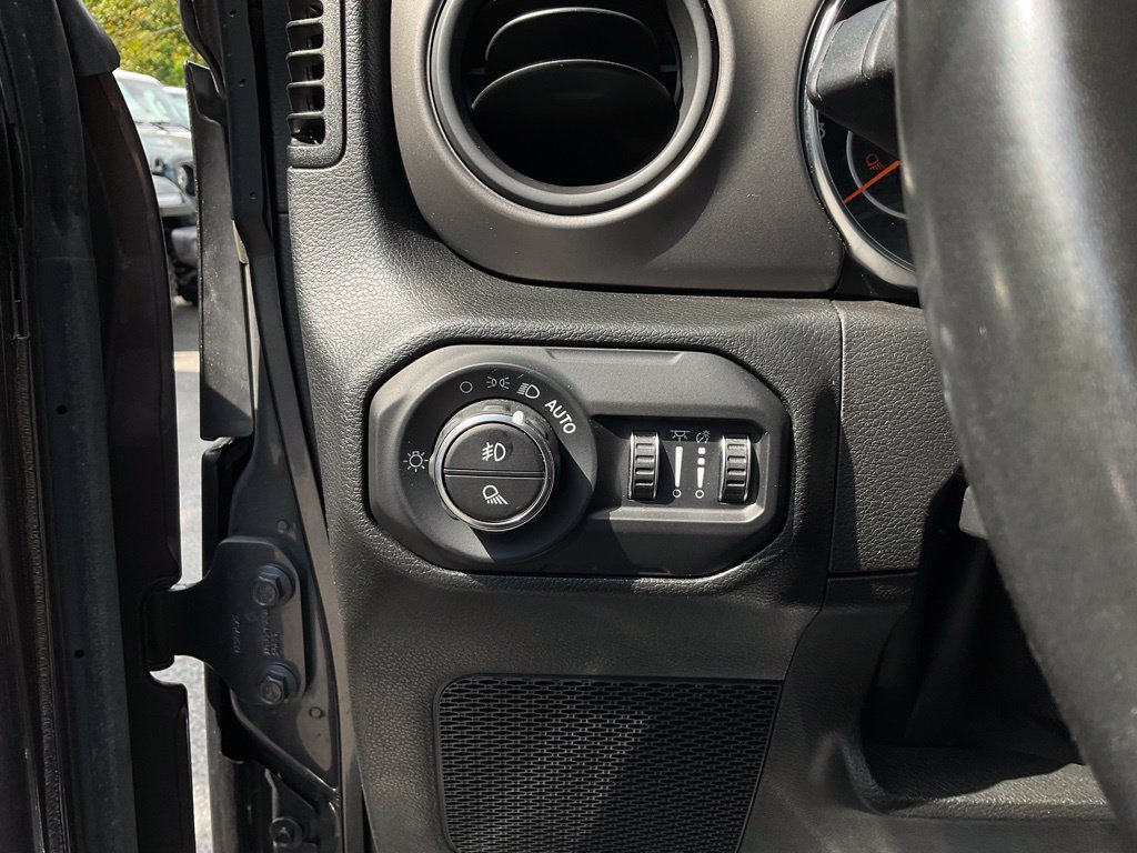 Used 2022 Jeep Gladiator Sport AWD/4WD image 13
