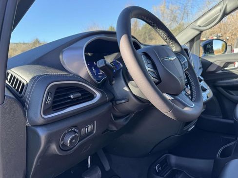 New 2026 Chrysler Pacifica Select image 2