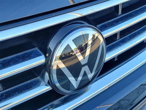 Used 2022 Volkswagen Tiguan SE image 9