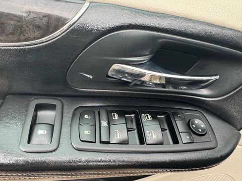 Used 2012 Chrysler Town & Country Touring image 40