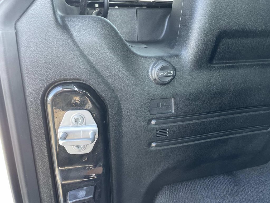 Used 2018 Jeep Wrangler Unlimited Sahara AWD/4WD image 21
