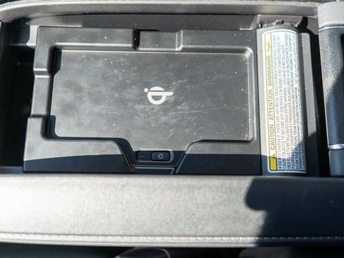 Used 2022 Toyota Highlander XLE AWD/4WD image 38