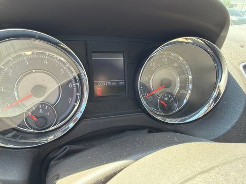 Used 2011 Chrysler Town & Country Touring w/ Driver Convenience Group FWD image 10