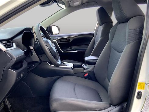 Used 2022 Toyota RAV4 LE FWD image 8