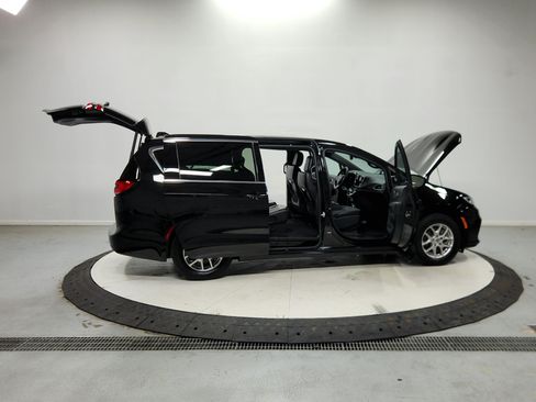 Used 2025 Chrysler Pacifica Select FWD image 18