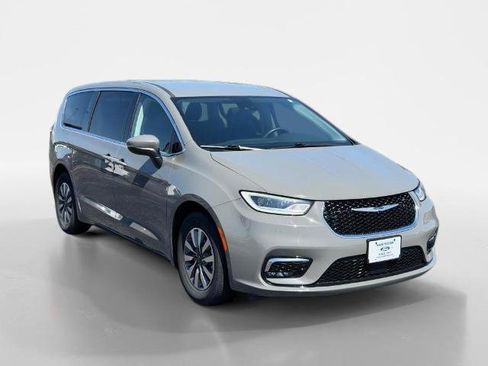 Used 2023 Chrysler Pacifica Touring-L FWD image 1