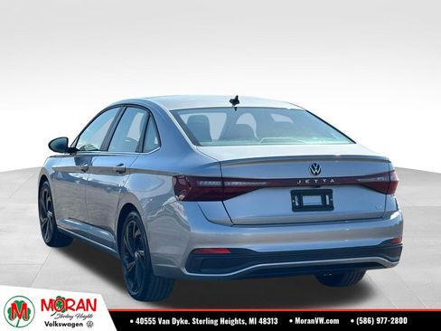 Certified 2025 Volkswagen Jetta SE w/ Sunroof Package FWD image 3
