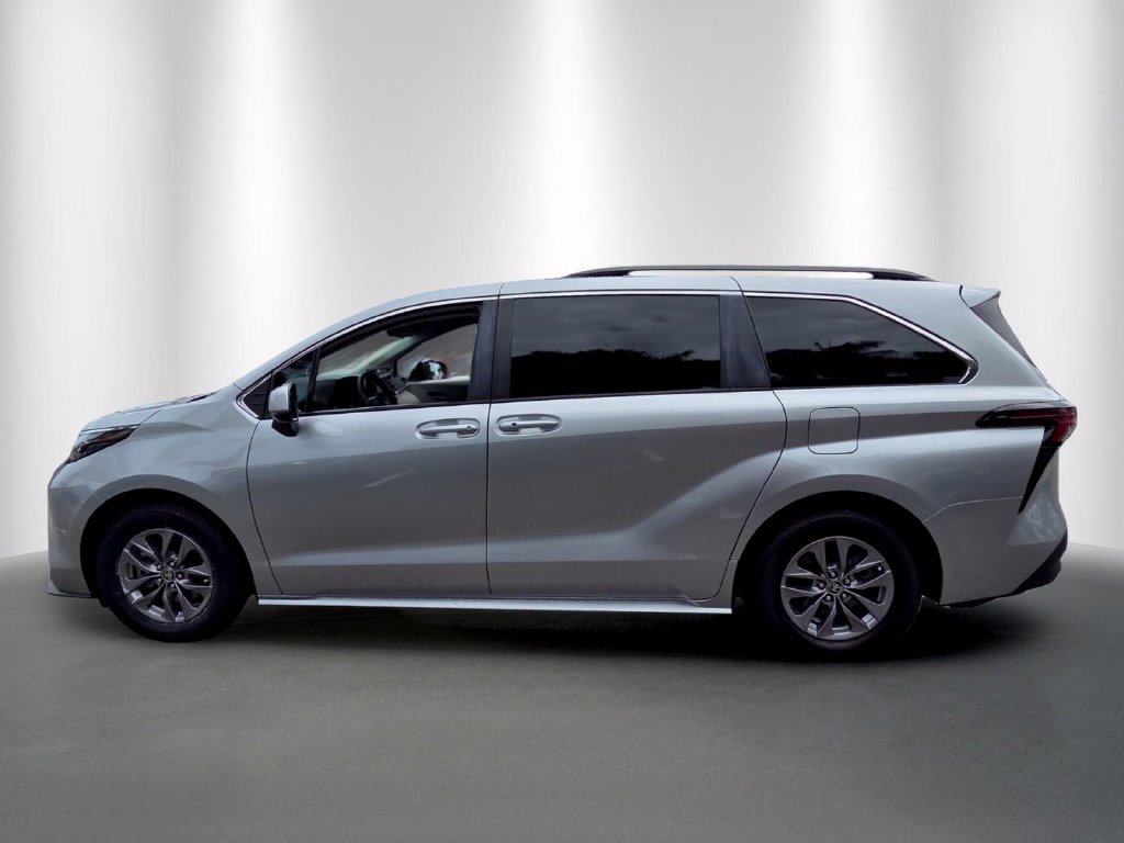 Used 2024 Toyota Sienna LE FWD image 4