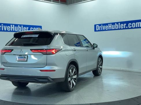 Used 2025 Mitsubishi Outlander SE FWD image 2