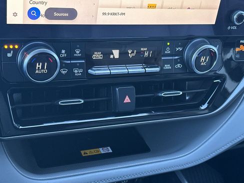 Used 2023 Toyota Highlander XLE FWD image 21