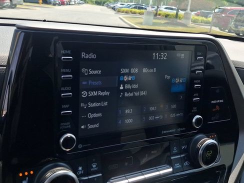 Used 2021 Toyota Highlander XLE AWD/4WD image 18
