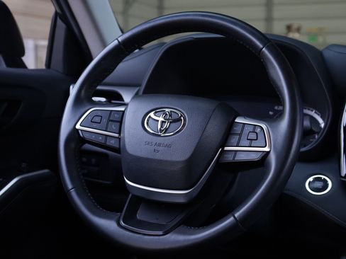 Used 2023 Toyota Highlander LE AWD/4WD image 7