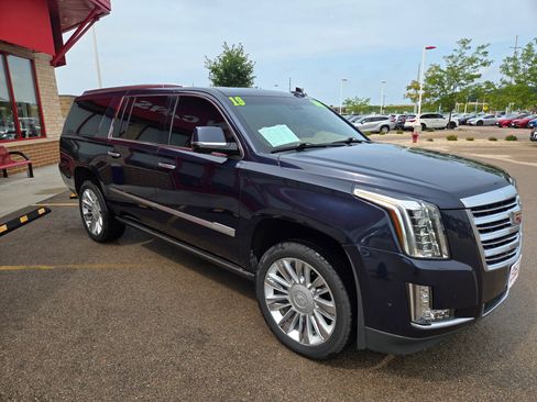 Used 2019 Cadillac Escalade ESV Platinum RWD image 3