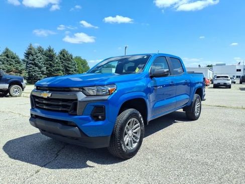 Used 2024 Chevrolet Colorado LT w/ LT Convenience Package II AWD/4WD image 3