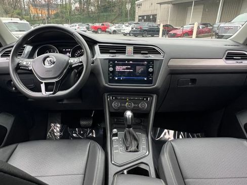 Used 2021 Volkswagen Tiguan SE w/ Panoramic Sunroof Package image 16