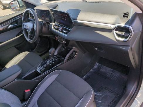 Used 2025 Chevrolet TrailBlazer LT AWD/4WD image 32