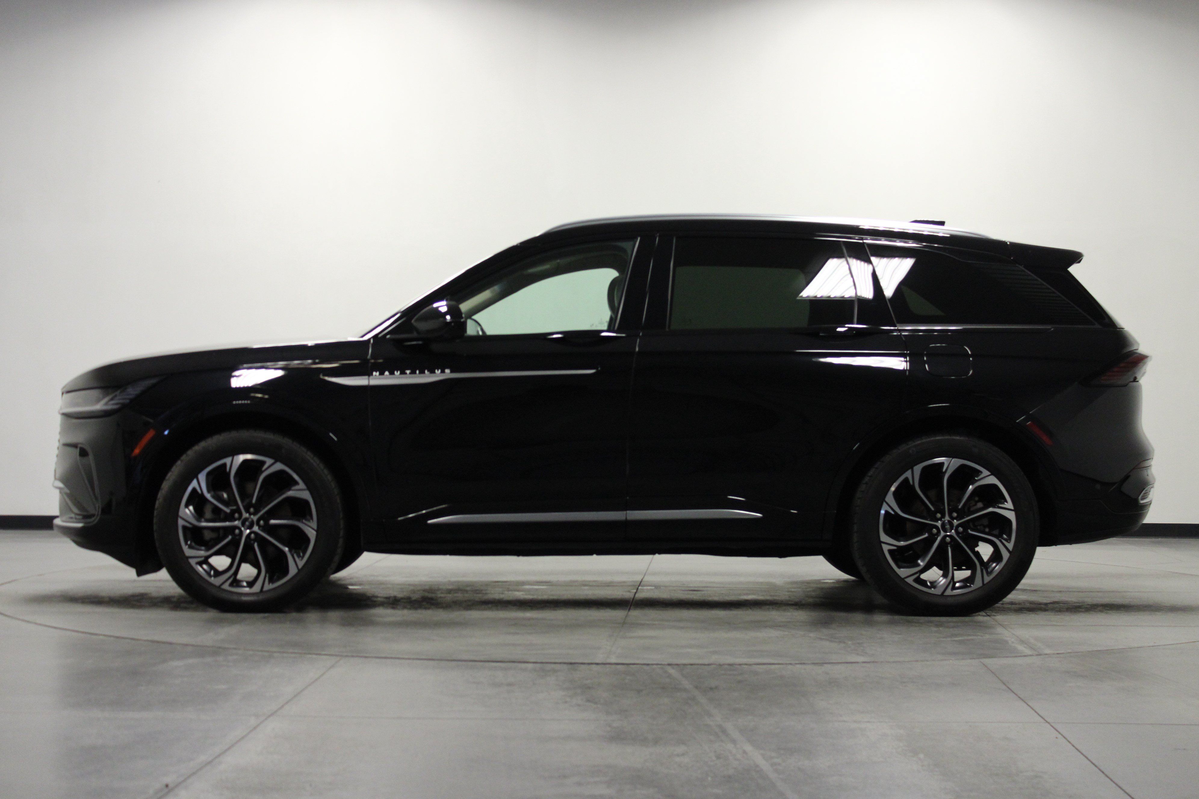 Used 2024 Lincoln Nautilus Reserve w/ Equipment Group 202A AWD/4WD image 7