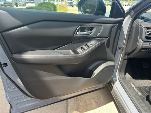 Used 2025 Nissan Rogue SV AWD/4WD image 10