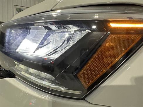 Certified 2022 Volkswagen Taos SE image 38