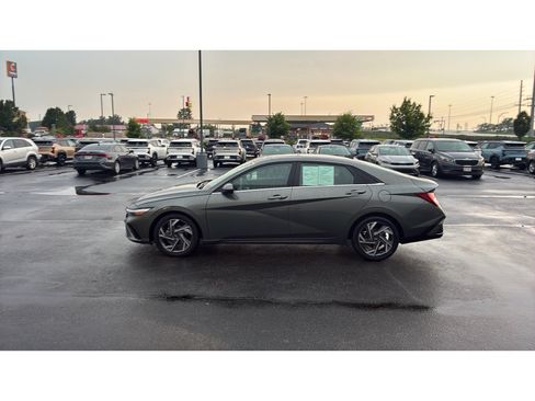 Used 2025 Hyundai Elantra SEL FWD image 4