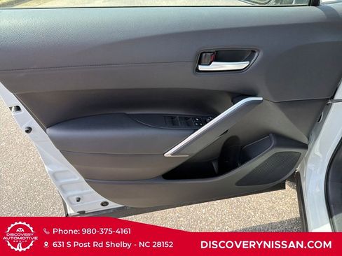Used 2023 Toyota Corolla Cross XLE w/ Convenience Package FWD image 10