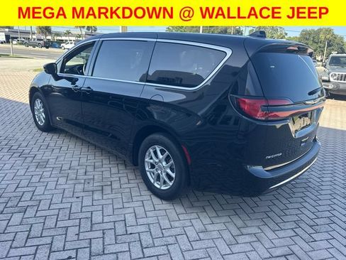 Used 2025 Chrysler Pacifica Select FWD image 13