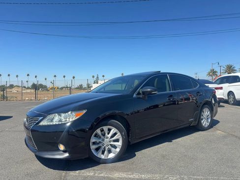 Used 2013 Lexus ES 300h w/ Luxury Pkg FWD image 2