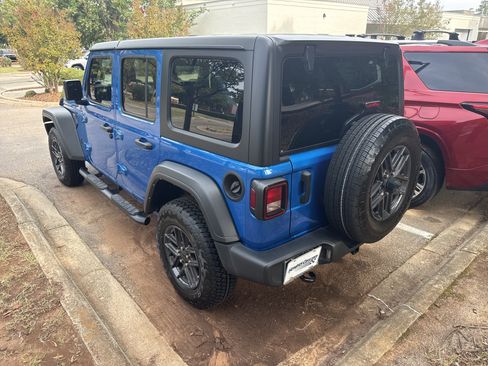 Used 2024 Jeep Wrangler Unlimited Sport AWD/4WD image 8