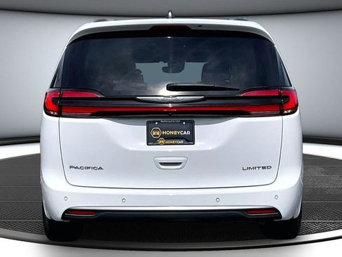 Used 2023 Chrysler Pacifica Limited FWD image 5